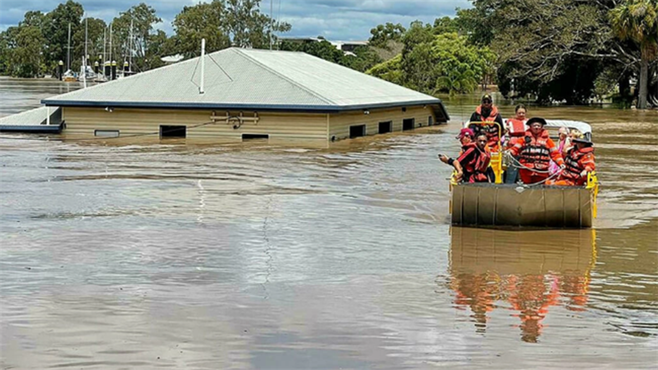 Australia tells tens of thousands to flee floods